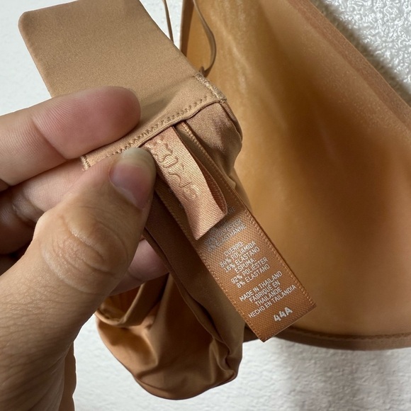 Skims Weightless Scoop Bra Size 44A - Picture 6 of 8